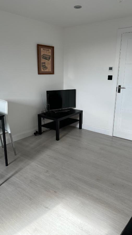 Stunning New 1 Bedroom Apartment Londra Esterno foto